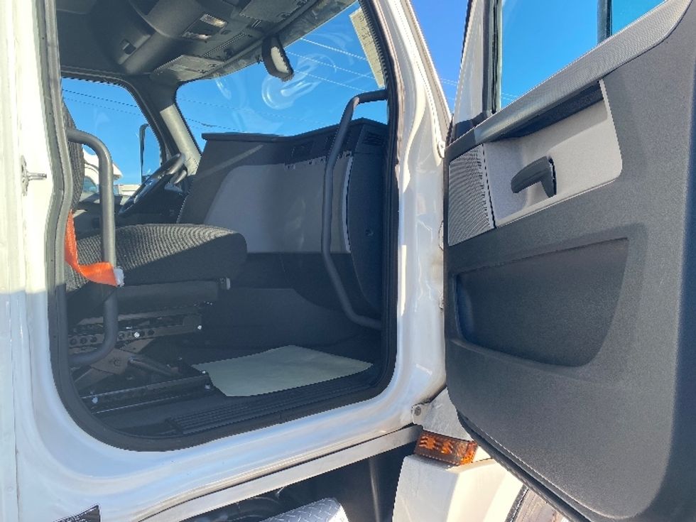 Sleeper Tractor-Heavy Duty Tractors-Freightliner-2020-T12664ST-Resaca-GA-382,095\n\t\tmiles-$ 65,000 - Image 13