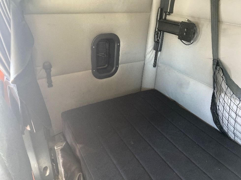 Sleeper Tractor-Heavy Duty Tractors-Freightliner-2020-T12664ST-Resaca-GA-382,095\n\t\tmiles-$ 65,000 - Image 17