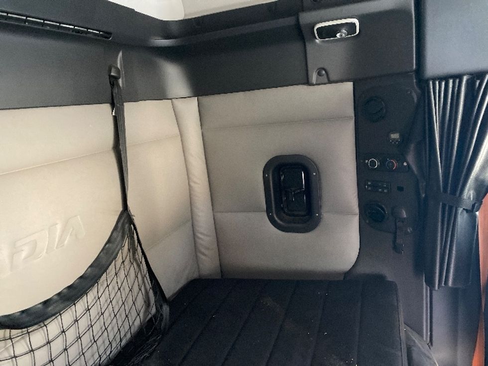 Sleeper Tractor-Heavy Duty Tractors-Freightliner-2020-T12664ST-Resaca-GA-382,095\n\t\tmiles-$ 65,000 - Image 18