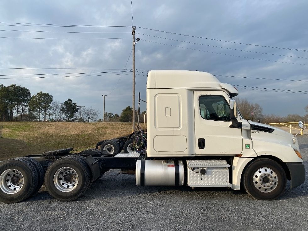 Sleeper Tractor-Heavy Duty Tractors-Freightliner-2020-T12664ST-Resaca-GA-382,095\n\t\tmiles-$ 65,000 - Image 8