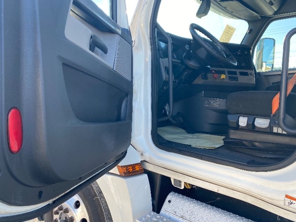 Sleeper Tractor-Heavy Duty Tractors-Freightliner-2020-T12664ST-Resaca-GA-382,095\n\t\tmiles-$ 65,000 - Image 9