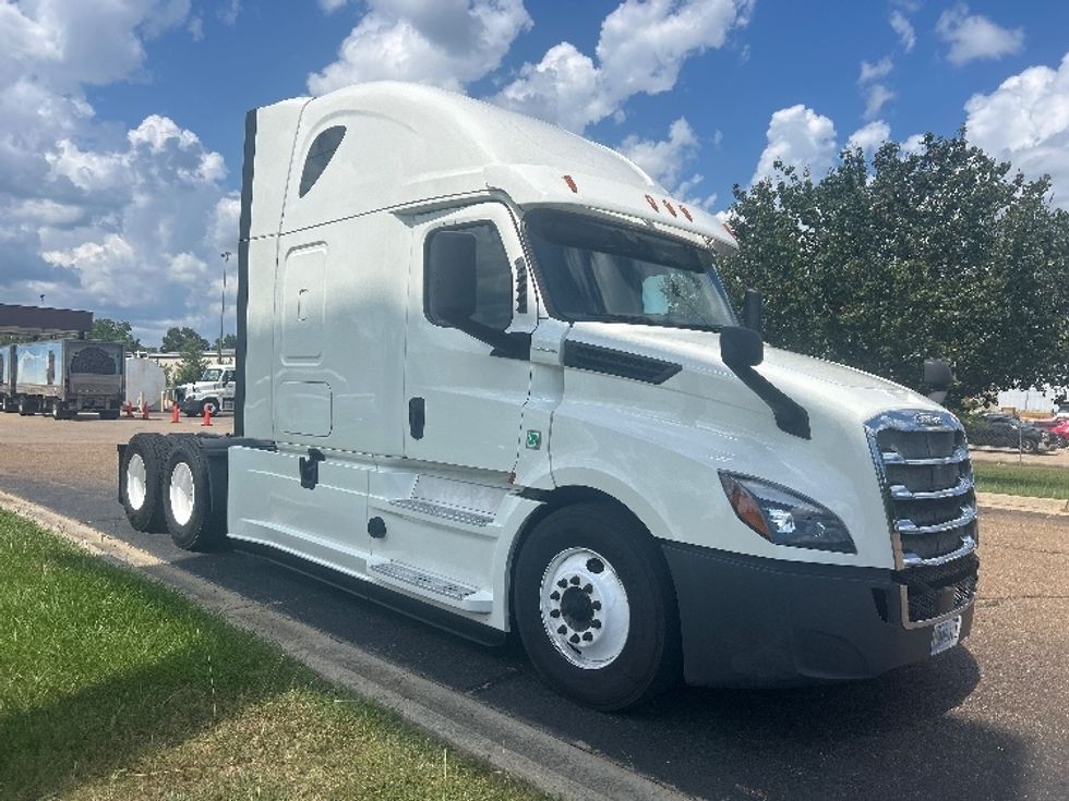 Sleeper Tractor-Heavy Duty Tractors-Freightliner-2020-T12664ST-Richland-MS-391,631\n\t\tmiles-$ 75,500 - Image 1