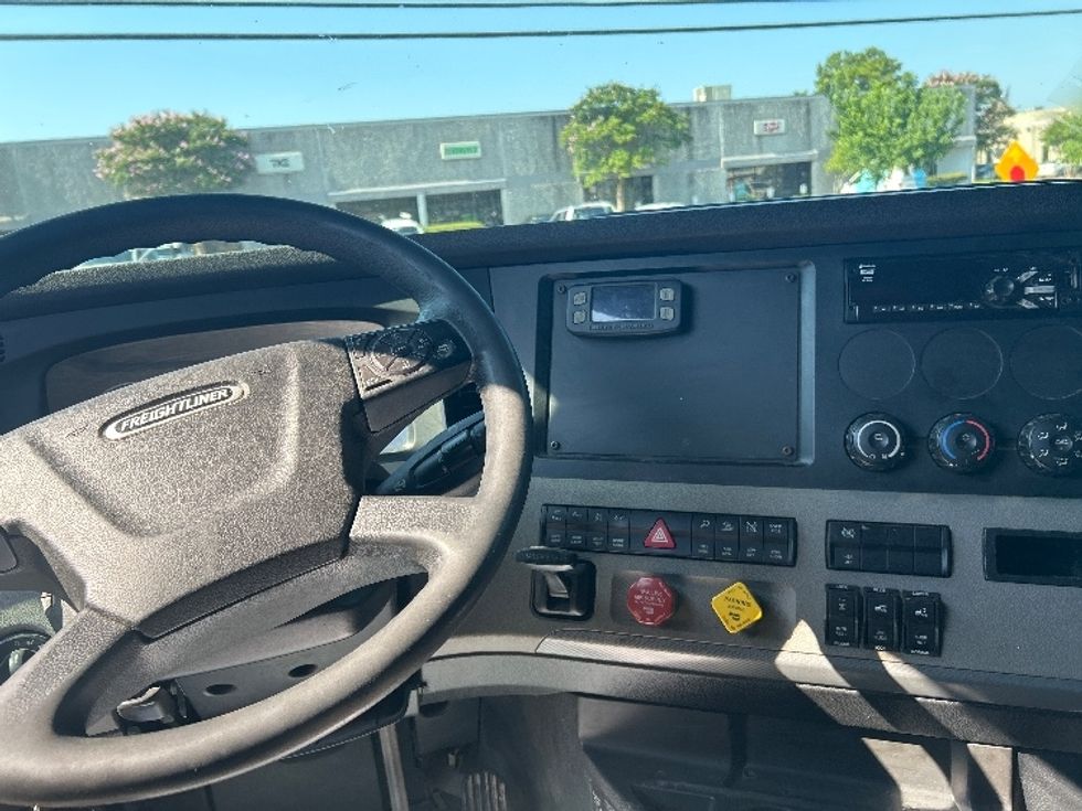 Sleeper Tractor-Heavy Duty Tractors-Freightliner-2020-T12664ST-Richland-MS-391,631\n\t\tmiles-$ 75,500 - Image 11