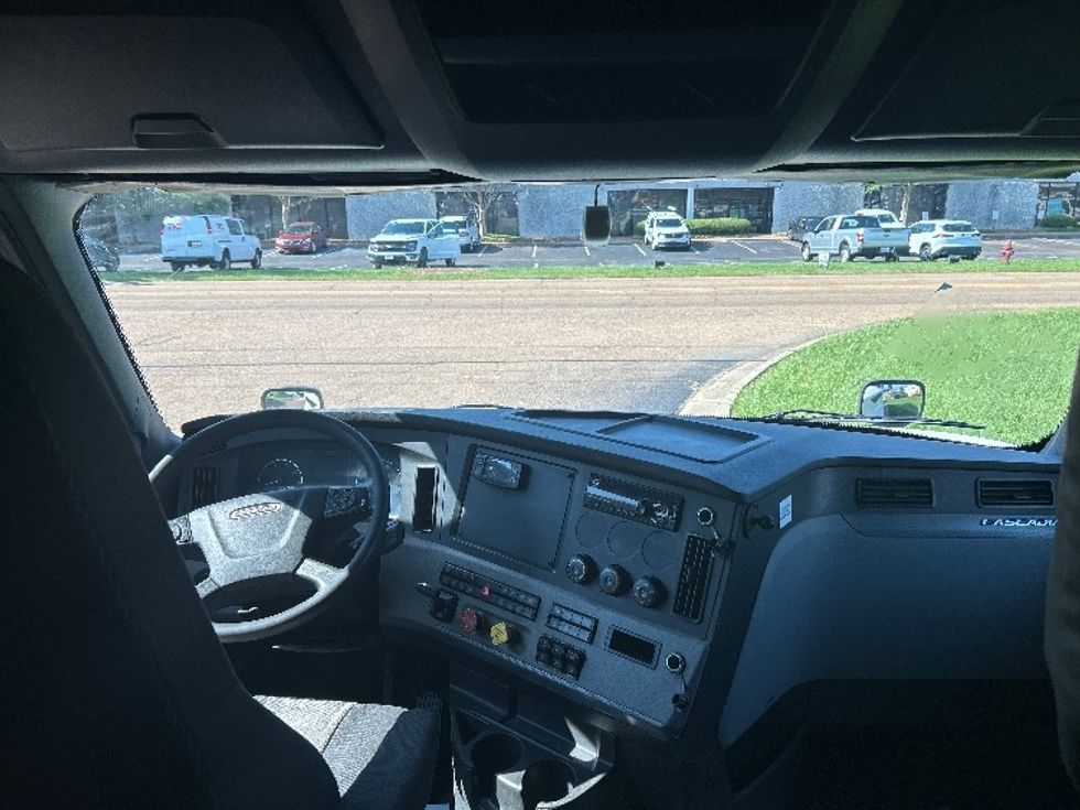 Sleeper Tractor-Heavy Duty Tractors-Freightliner-2020-T12664ST-Richland-MS-391,631\n\t\tmiles-$ 75,500 - Image 12