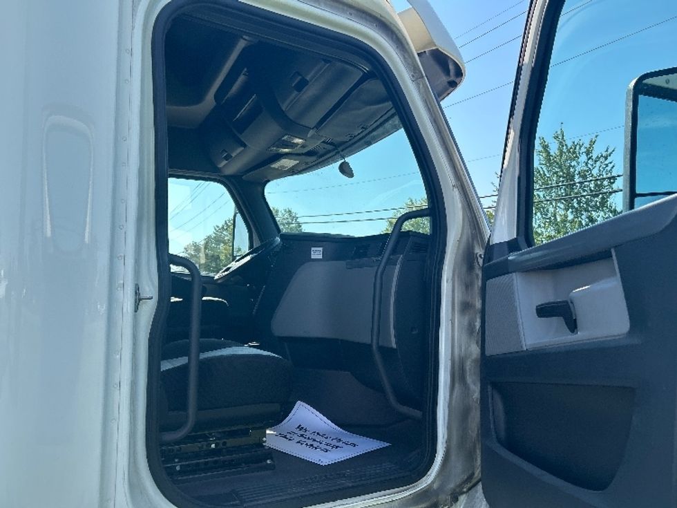 Sleeper Tractor-Heavy Duty Tractors-Freightliner-2020-T12664ST-Richland-MS-391,631\n\t\tmiles-$ 75,500 - Image 13
