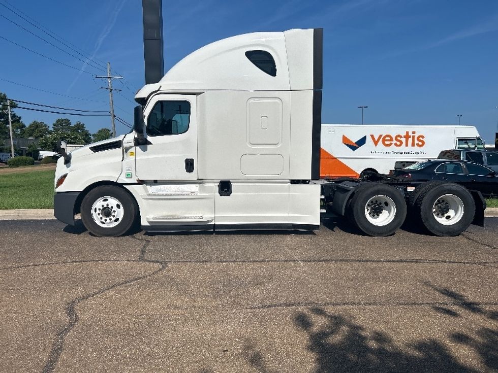 Sleeper Tractor-Heavy Duty Tractors-Freightliner-2020-T12664ST-Richland-MS-391,631\n\t\tmiles-$ 75,500 - Image 4