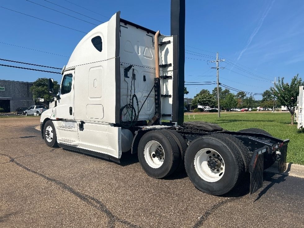 Sleeper Tractor-Heavy Duty Tractors-Freightliner-2020-T12664ST-Richland-MS-391,631\n\t\tmiles-$ 75,500 - Image 5