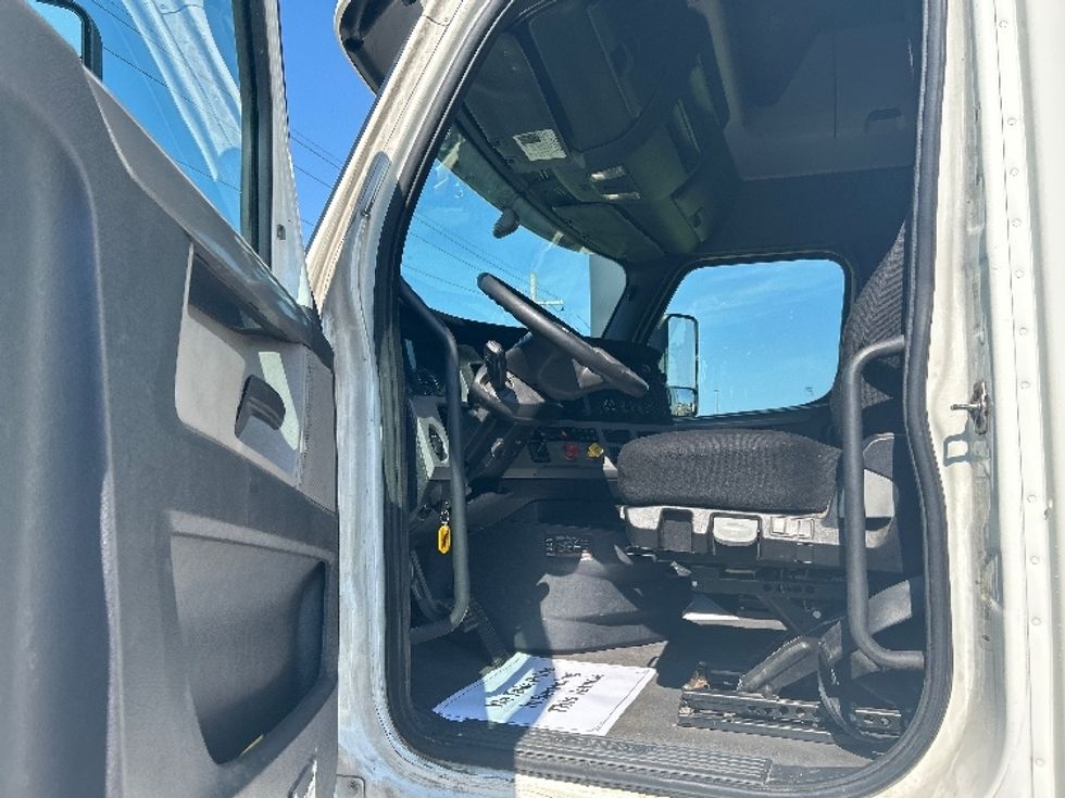 Sleeper Tractor-Heavy Duty Tractors-Freightliner-2020-T12664ST-Richland-MS-391,631\n\t\tmiles-$ 75,500 - Image 9