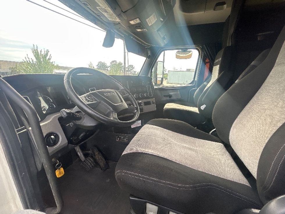 Sleeper Tractor-Heavy Duty Tractors-Freightliner-2020-T12664ST-Richland-MS-425,956\n\t\tmiles-$ 64,500 - Image 10