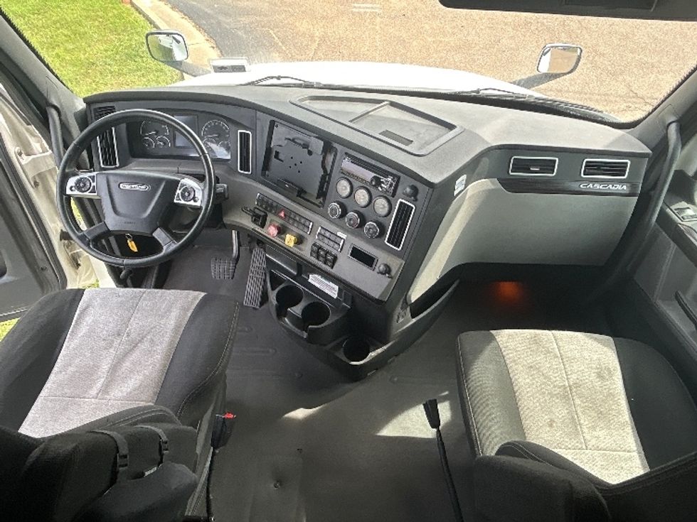 Sleeper Tractor-Heavy Duty Tractors-Freightliner-2020-T12664ST-Richland-MS-425,956\n\t\tmiles-$ 64,500 - Image 12