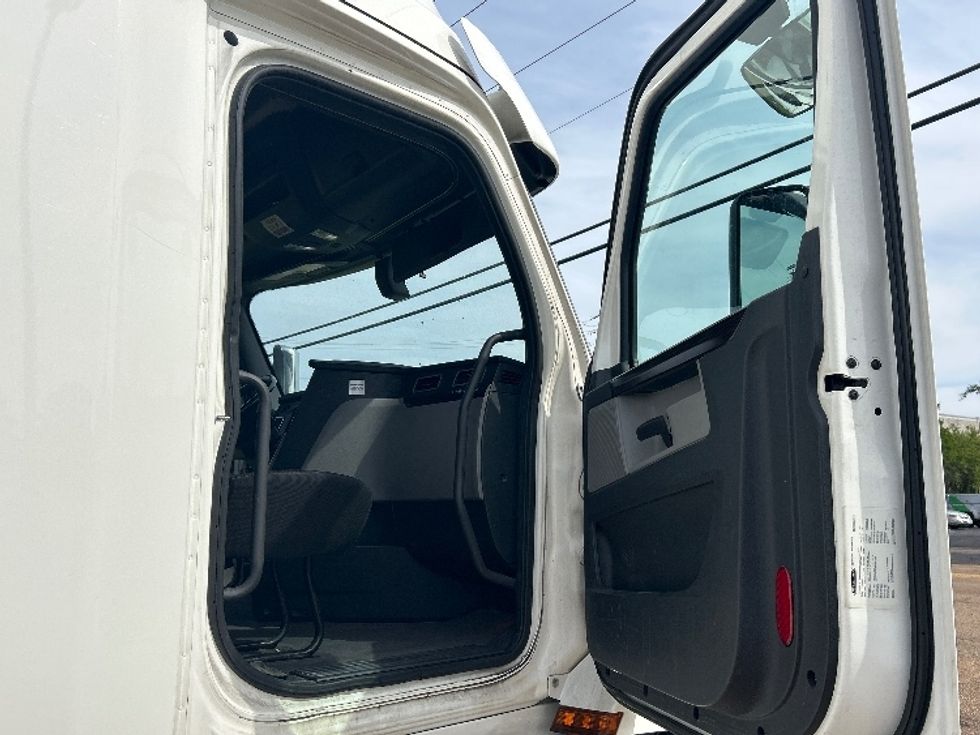 Sleeper Tractor-Heavy Duty Tractors-Freightliner-2020-T12664ST-Richland-MS-425,956\n\t\tmiles-$ 64,500 - Image 13