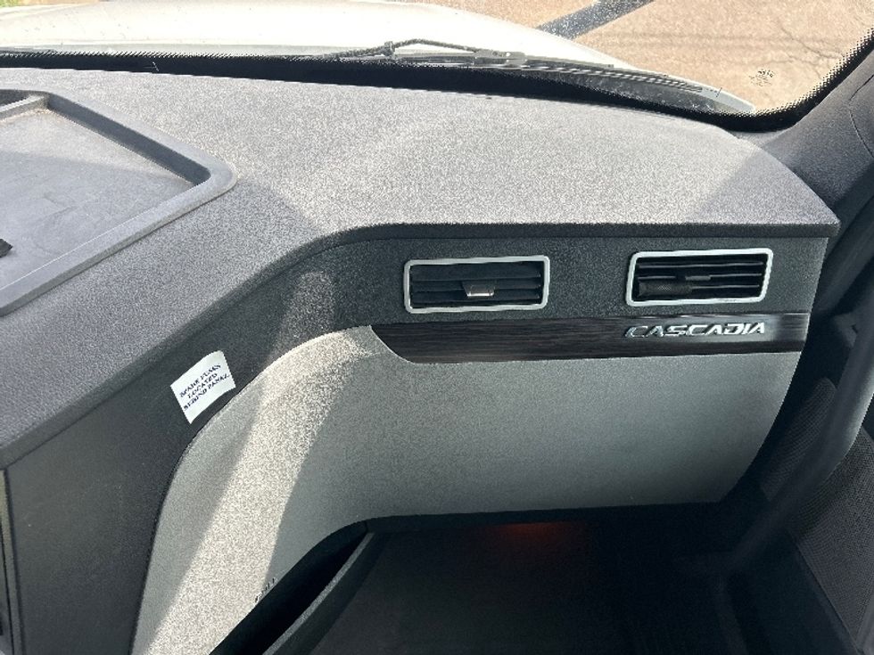 Sleeper Tractor-Heavy Duty Tractors-Freightliner-2020-T12664ST-Richland-MS-425,956\n\t\tmiles-$ 64,500 - Image 14