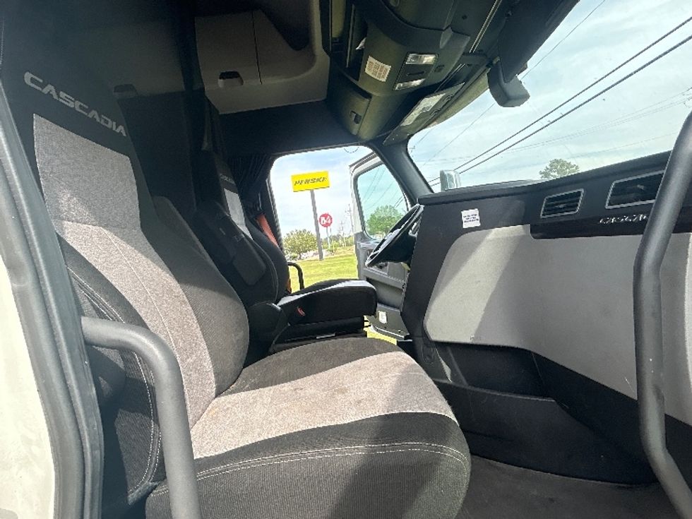 Sleeper Tractor-Heavy Duty Tractors-Freightliner-2020-T12664ST-Richland-MS-425,956\n\t\tmiles-$ 64,500 - Image 15