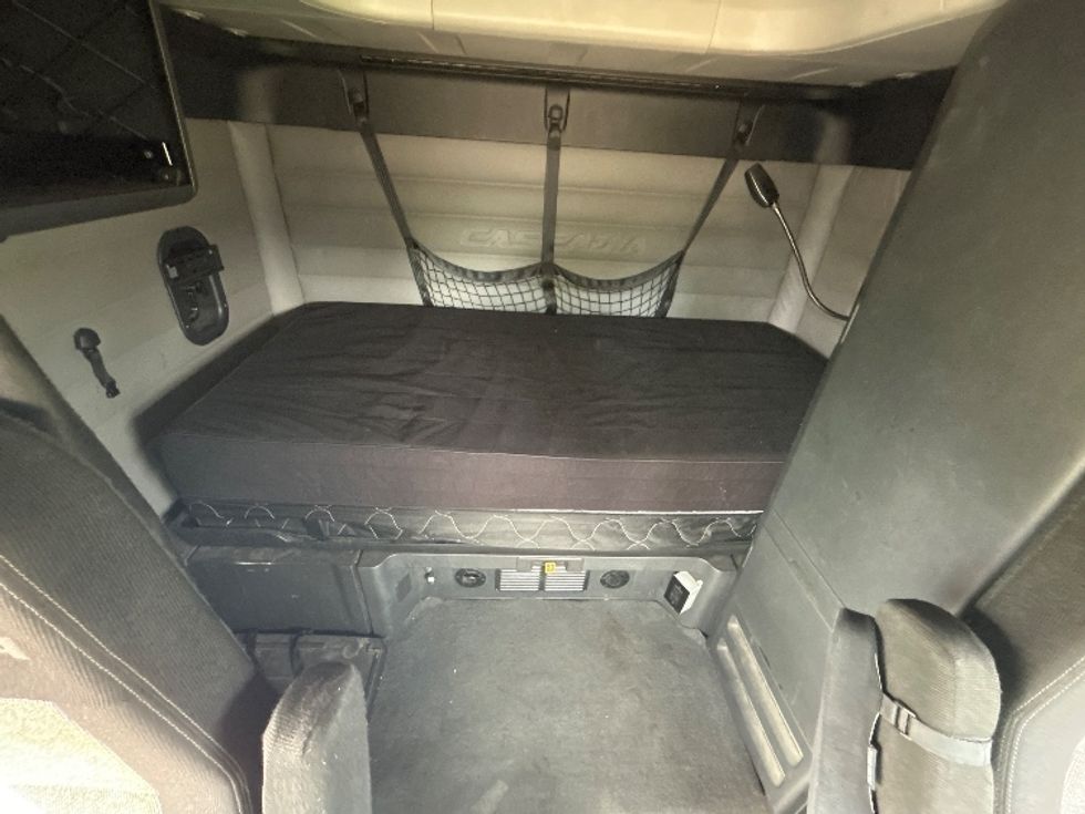 Sleeper Tractor-Heavy Duty Tractors-Freightliner-2020-T12664ST-Richland-MS-425,956\n\t\tmiles-$ 64,500 - Image 16