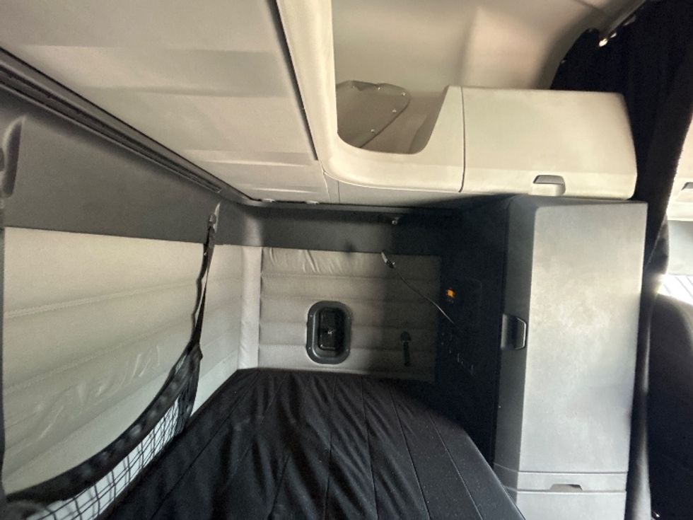 Sleeper Tractor-Heavy Duty Tractors-Freightliner-2020-T12664ST-Richland-MS-425,956\n\t\tmiles-$ 64,500 - Image 18