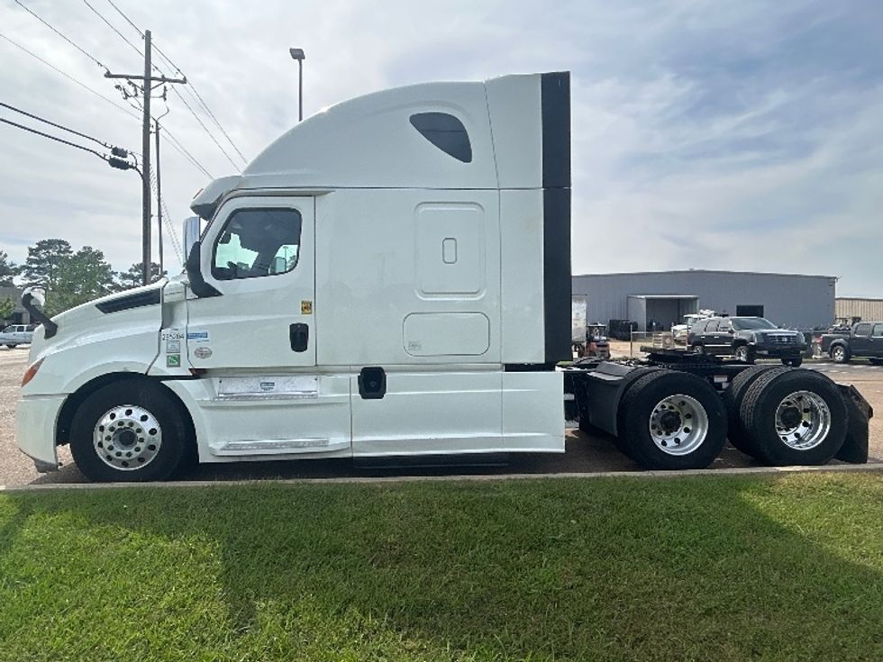 Sleeper Tractor-Heavy Duty Tractors-Freightliner-2020-T12664ST-Richland-MS-425,956\n\t\tmiles-$ 64,500 - Image 4