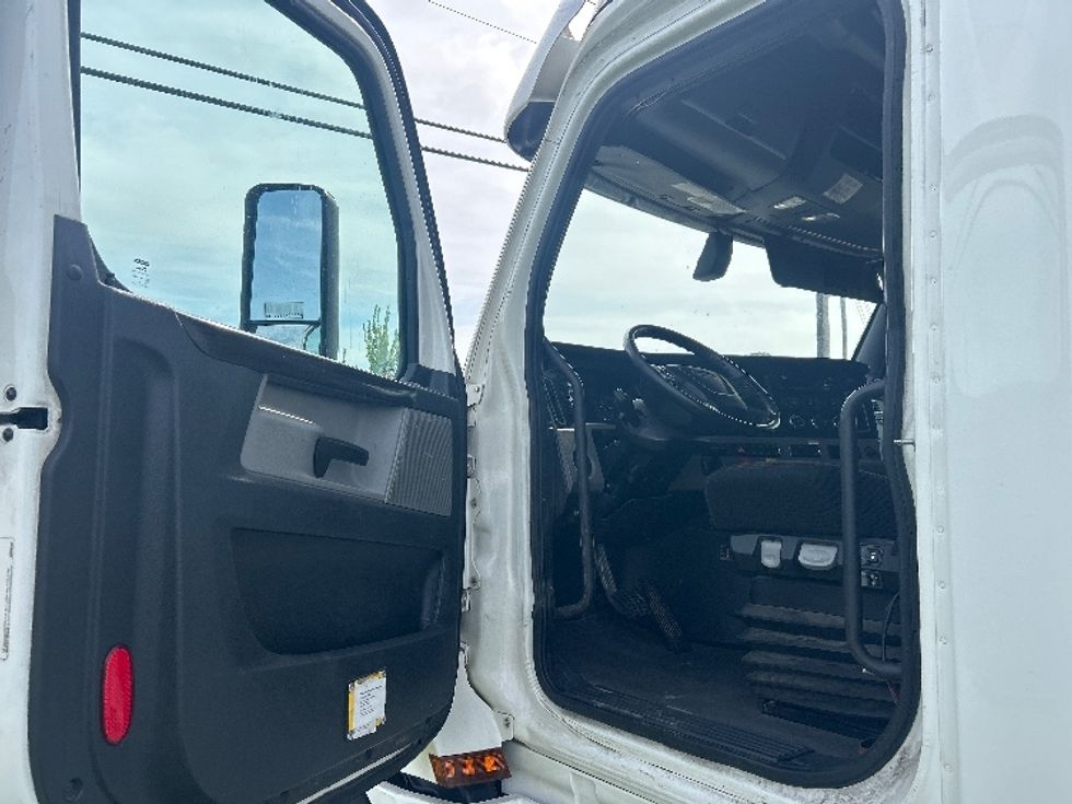 Sleeper Tractor-Heavy Duty Tractors-Freightliner-2020-T12664ST-Richland-MS-425,956\n\t\tmiles-$ 64,500 - Image 9