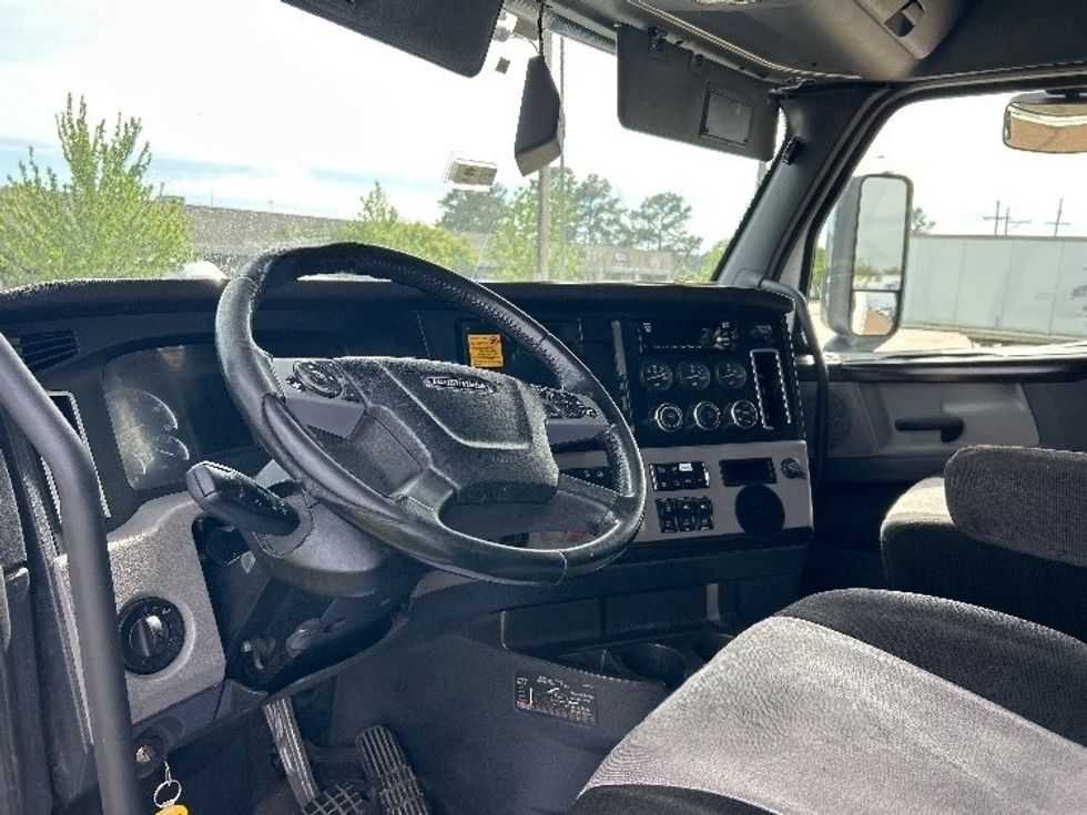 Sleeper Tractor-Heavy Duty Tractors-Freightliner-2020-T12664ST-Richland-MS-430,306\n\t\tmiles-$ 67,250 - Image 10