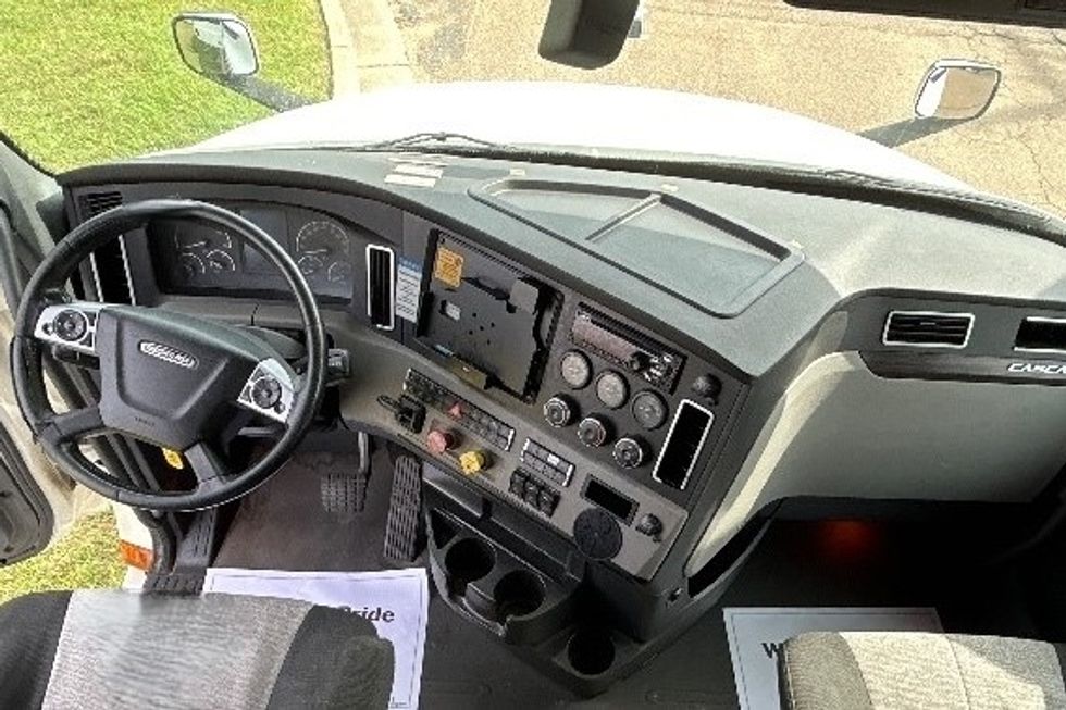 Sleeper Tractor-Heavy Duty Tractors-Freightliner-2020-T12664ST-Richland-MS-430,306\n\t\tmiles-$ 67,250 - Image 12