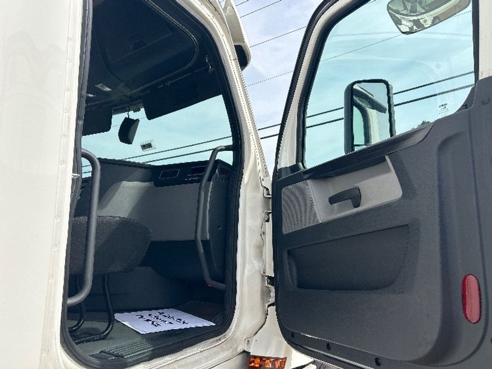 Sleeper Tractor-Heavy Duty Tractors-Freightliner-2020-T12664ST-Richland-MS-430,306\n\t\tmiles-$ 67,250 - Image 13