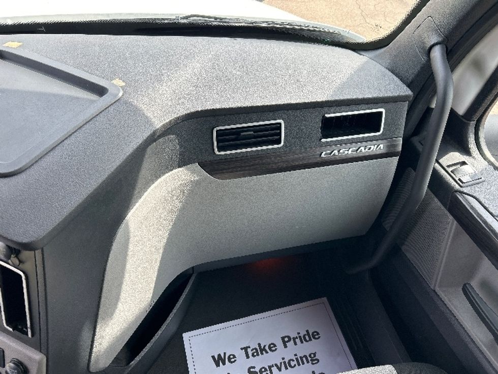 Sleeper Tractor-Heavy Duty Tractors-Freightliner-2020-T12664ST-Richland-MS-430,306\n\t\tmiles-$ 67,250 - Image 14