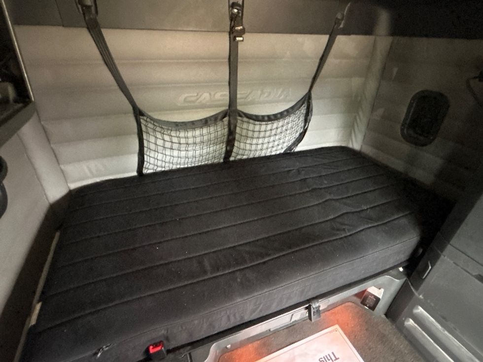 Sleeper Tractor-Heavy Duty Tractors-Freightliner-2020-T12664ST-Richland-MS-430,306\n\t\tmiles-$ 67,250 - Image 17