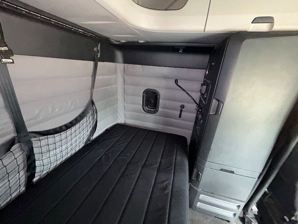 Sleeper Tractor-Heavy Duty Tractors-Freightliner-2020-T12664ST-Richland-MS-430,306\n\t\tmiles-$ 67,250 - Image 18