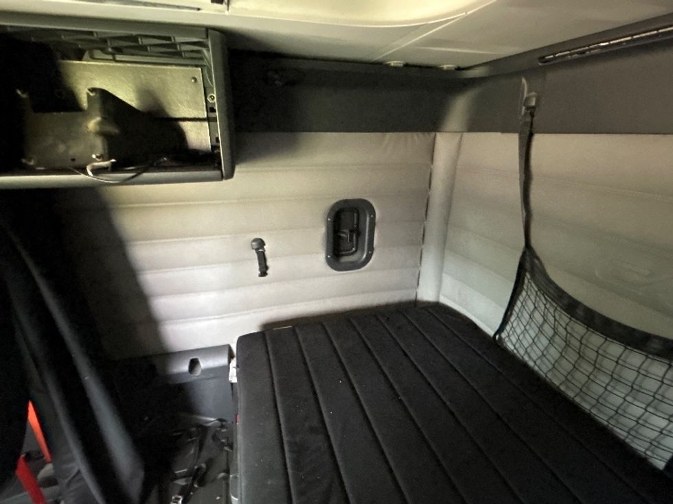 Sleeper Tractor-Heavy Duty Tractors-Freightliner-2020-T12664ST-Richland-MS-430,306\n\t\tmiles-$ 67,250 - Image 19