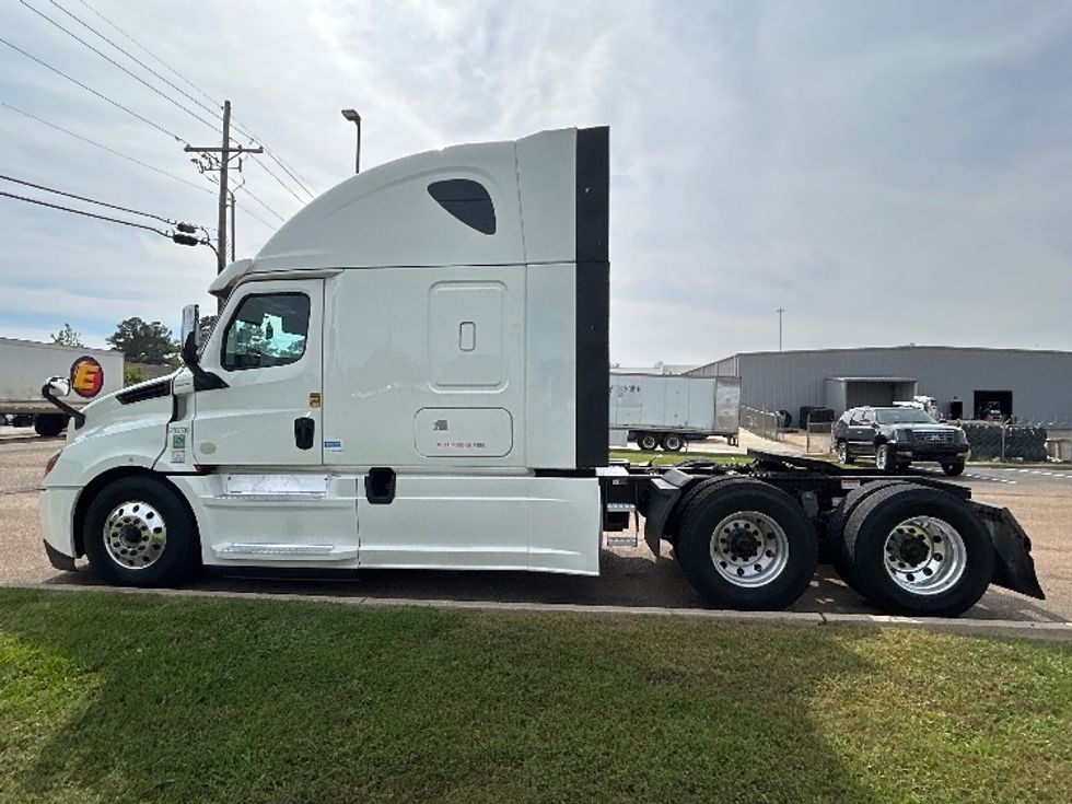 Sleeper Tractor-Heavy Duty Tractors-Freightliner-2020-T12664ST-Richland-MS-430,306\n\t\tmiles-$ 67,250 - Image 4