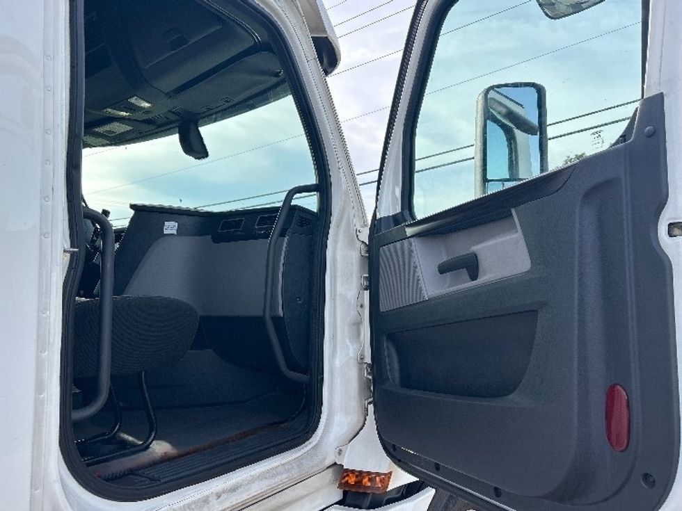 Sleeper Tractor-Heavy Duty Tractors-Freightliner-2020-T12664ST-Richland-MS-484,982\n\t\tmiles-$ 60,500 - Image 13