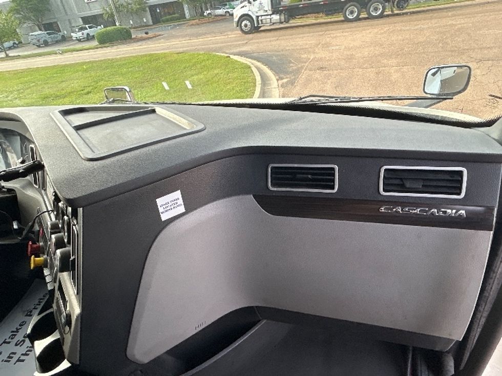 Sleeper Tractor-Heavy Duty Tractors-Freightliner-2020-T12664ST-Richland-MS-484,982\n\t\tmiles-$ 60,500 - Image 14