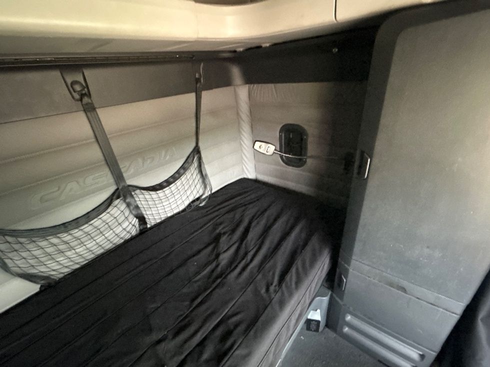 Sleeper Tractor-Heavy Duty Tractors-Freightliner-2020-T12664ST-Richland-MS-484,982\n\t\tmiles-$ 60,500 - Image 17