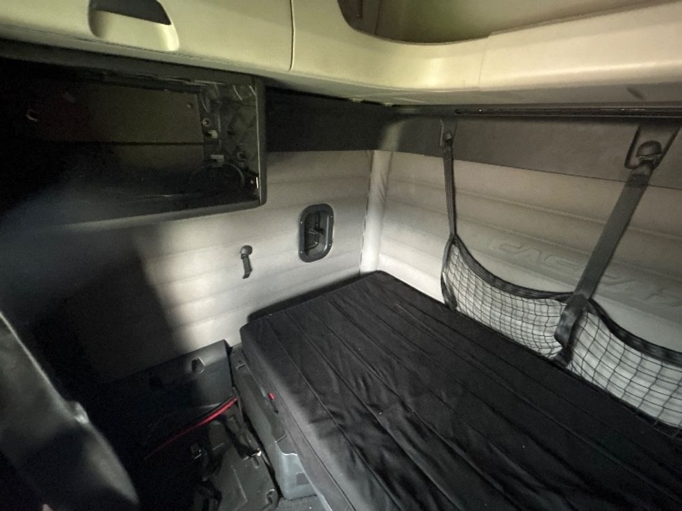 Sleeper Tractor-Heavy Duty Tractors-Freightliner-2020-T12664ST-Richland-MS-484,982\n\t\tmiles-$ 60,500 - Image 18