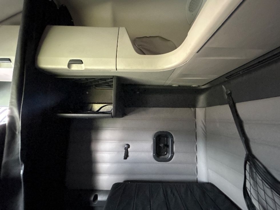 Sleeper Tractor-Heavy Duty Tractors-Freightliner-2020-T12664ST-Richland-MS-484,982\n\t\tmiles-$ 60,500 - Image 19