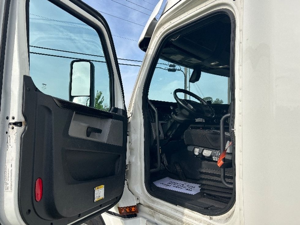 Sleeper Tractor-Heavy Duty Tractors-Freightliner-2020-T12664ST-Richland-MS-484,982\n\t\tmiles-$ 60,500 - Image 9