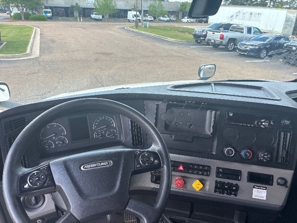 Sleeper Tractor-Heavy Duty Tractors-Freightliner-2020-T12664ST-Richland-MS-533,474\n\t\tmiles-$ 55,250 - Image 12