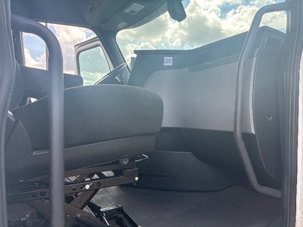 Sleeper Tractor-Heavy Duty Tractors-Freightliner-2020-T12664ST-Richland-MS-533,474\n\t\tmiles-$ 55,250 - Image 13