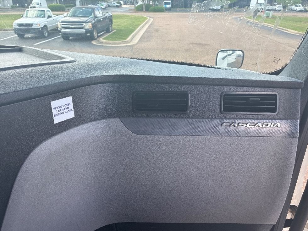 Sleeper Tractor-Heavy Duty Tractors-Freightliner-2020-T12664ST-Richland-MS-533,474\n\t\tmiles-$ 55,250 - Image 14