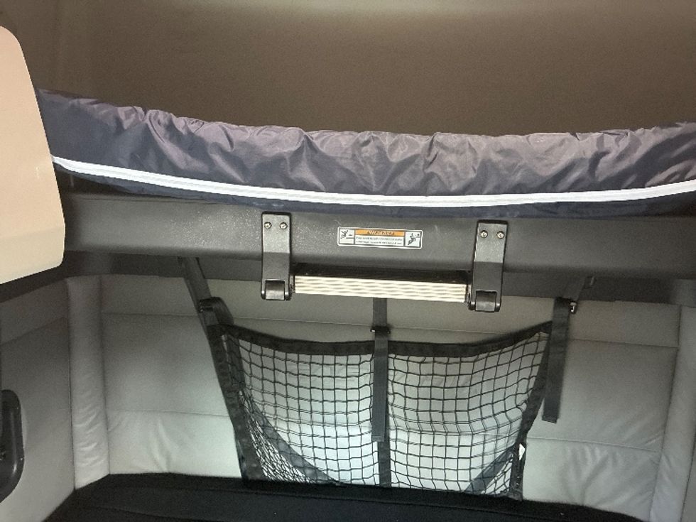 Sleeper Tractor-Heavy Duty Tractors-Freightliner-2020-T12664ST-Richland-MS-533,474\n\t\tmiles-$ 55,250 - Image 17