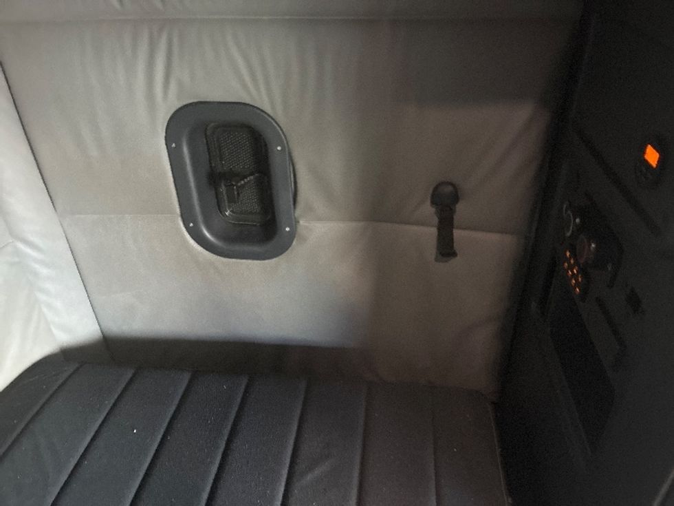 Sleeper Tractor-Heavy Duty Tractors-Freightliner-2020-T12664ST-Richland-MS-533,474\n\t\tmiles-$ 55,250 - Image 18