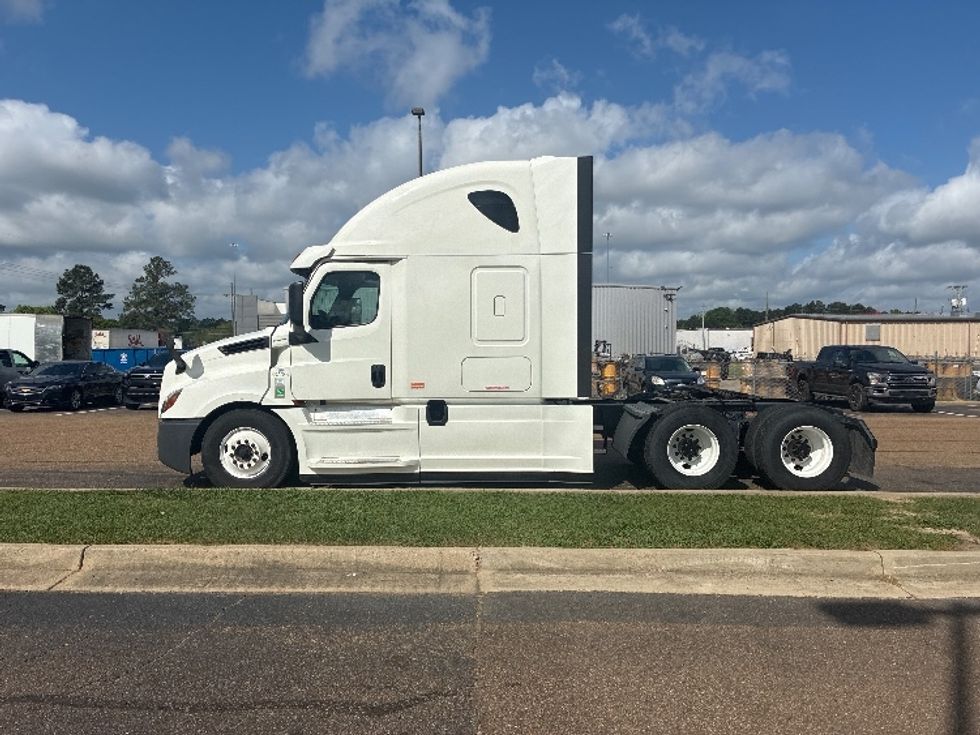 Sleeper Tractor-Heavy Duty Tractors-Freightliner-2020-T12664ST-Richland-MS-533,474\n\t\tmiles-$ 55,250 - Image 4