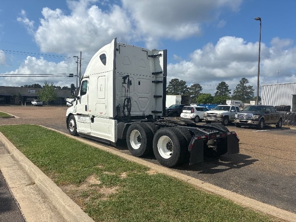 Sleeper Tractor-Heavy Duty Tractors-Freightliner-2020-T12664ST-Richland-MS-533,474\n\t\tmiles-$ 55,250 - Image 5