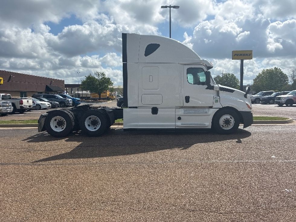 Sleeper Tractor-Heavy Duty Tractors-Freightliner-2020-T12664ST-Richland-MS-533,474\n\t\tmiles-$ 55,250 - Image 8