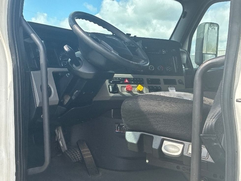 Sleeper Tractor-Heavy Duty Tractors-Freightliner-2020-T12664ST-Richland-MS-533,474\n\t\tmiles-$ 55,250 - Image 9