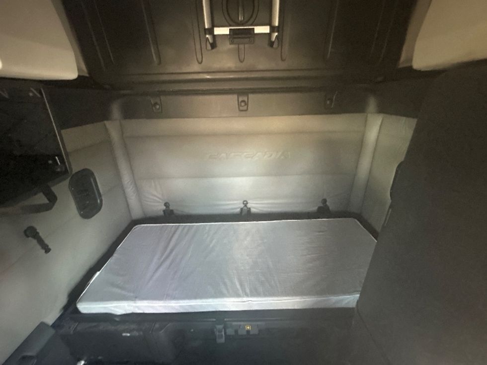 Sleeper Tractor-Heavy Duty Tractors-Freightliner-2020-T12664ST-Richland-MS-662,222\n\t\tmiles-$ 53,000 - Image 16