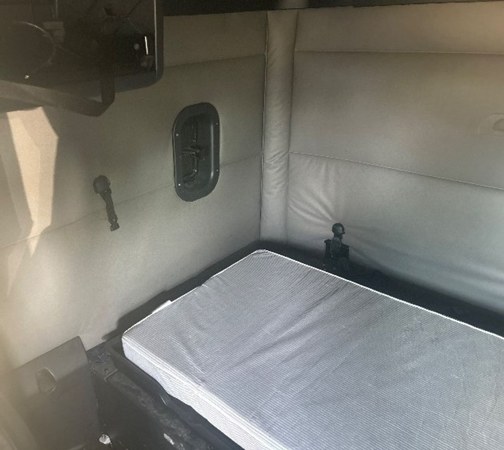 Sleeper Tractor-Heavy Duty Tractors-Freightliner-2020-T12664ST-Richland-MS-662,222\n\t\tmiles-$ 53,000 - Image 19