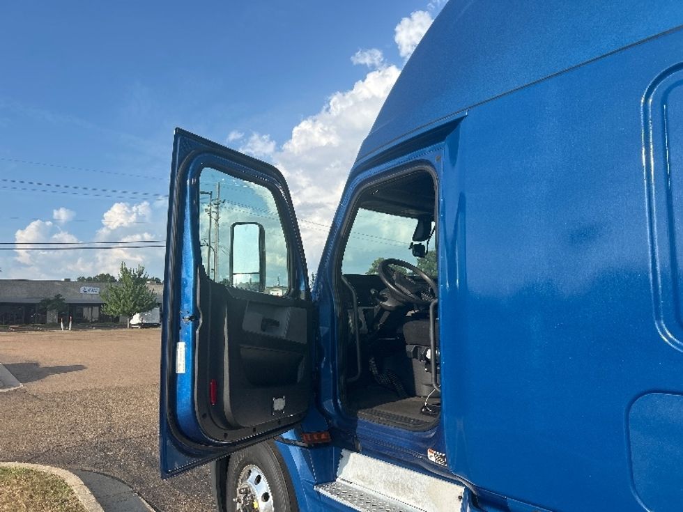 Sleeper Tractor-Heavy Duty Tractors-Freightliner-2020-T12664ST-Richland-MS-662,222\n\t\tmiles-$ 53,000 - Image 9