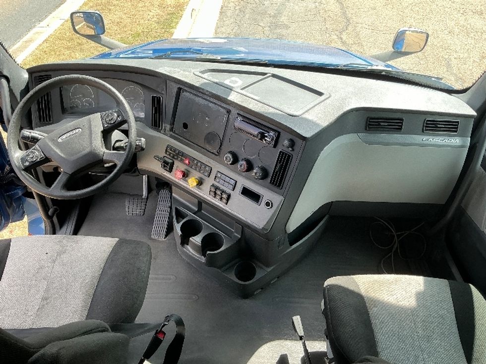 Sleeper Tractor-Heavy Duty Tractors-Freightliner-2020-T12664ST-Richland-MS-676,485\n\t\tmiles-$ 52,000 - Image 12