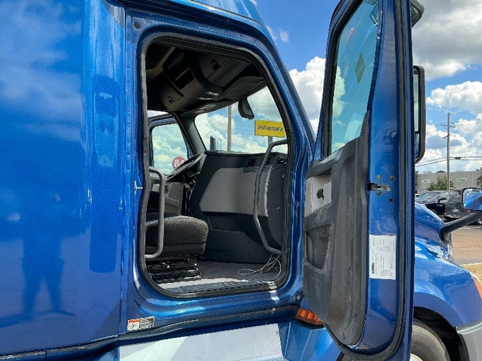 Sleeper Tractor-Heavy Duty Tractors-Freightliner-2020-T12664ST-Richland-MS-676,485\n\t\tmiles-$ 52,000 - Image 13
