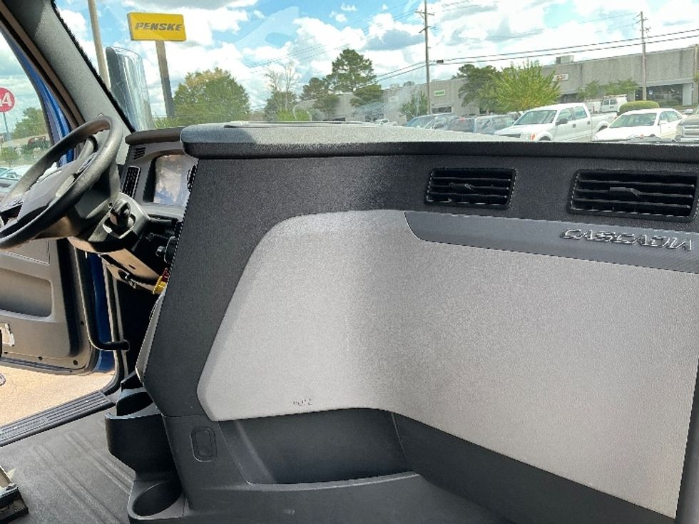 Sleeper Tractor-Heavy Duty Tractors-Freightliner-2020-T12664ST-Richland-MS-676,485\n\t\tmiles-$ 52,000 - Image 14